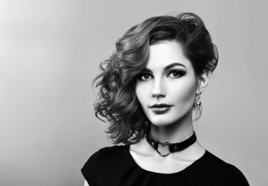 Kıvırcık kırmızı saçlı güzel seksi kız portresi