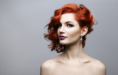 Güzel ve seksi bir kızın portresi