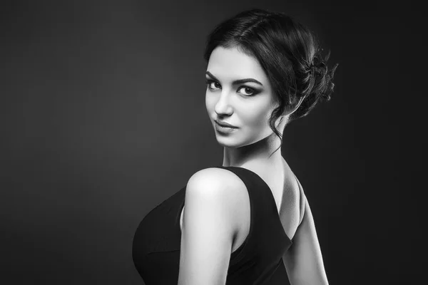 Portret van mooi vrouwelijk model op grijze achtergrond — Stockfoto