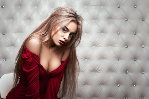 Kırmızı elbiseli seksi sarışın stüdyo portresi — Stok fotoğraf