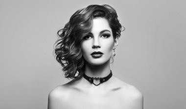 Güzel ve seksi bir kızın portresi