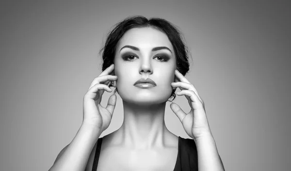 Retrato de modelo femenino hermoso sobre fondo gris —  Fotos de Stock