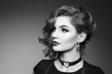 Güzel ve seksi bir kızın portresi