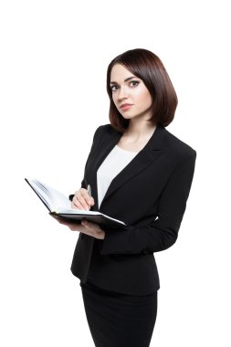 bir günlüğü ve üzerinde beyaz izole kalem tutan iş kadın