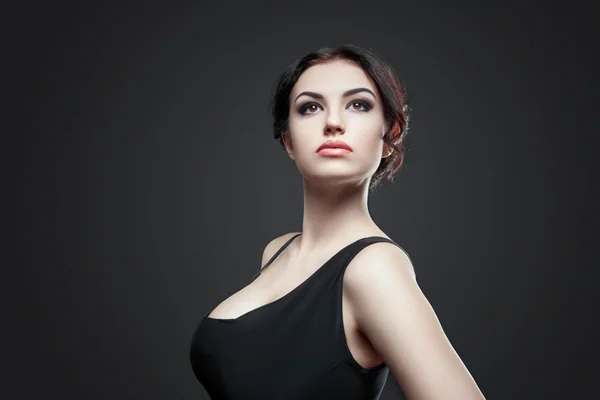 Gri arka planda güzel bir kadın modelin portresi — Stok fotoğraf