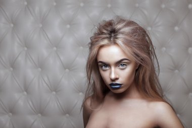 Seksi sarışın stüdyo portresi