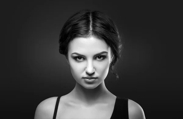 Retrato de belo modelo feminino no fundo cinza — Fotografia de Stock