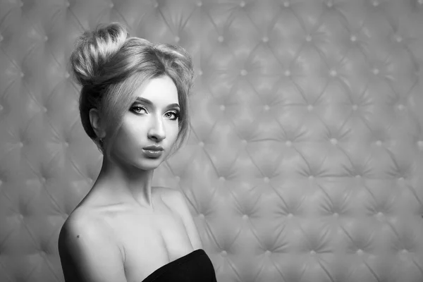 Studio porträtt av en sexig blond — Stockfoto