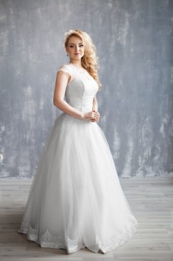 Gelin portresi, düğün makyajı ve saç stili.