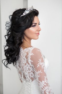 gülümseyerek mutlu güzel gelin