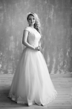 Gelin portresi, düğün makyajı ve saç stili.