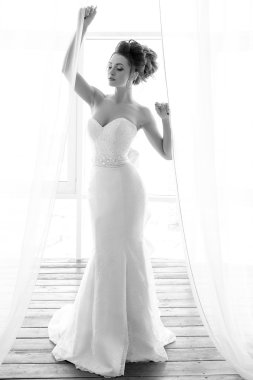 Gelin portresi, düğün makyajı ve saç stili.