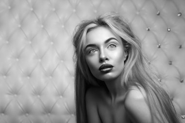 Seksi sarışın stüdyo portresi