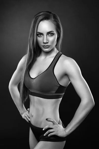 Fitness kvinnliga tittar på kameran — Stockfoto