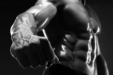 Onun yumruk ve damar yakışıklı kaslı vücut geliştirmeci gösterir.