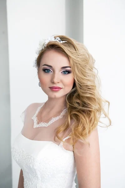Portrét mladé krásné nevěsty nad bílým pozadím — Stock fotografie