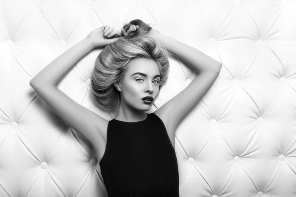 Studio portret van een sexy blond in zwarte jurk — Stockfoto