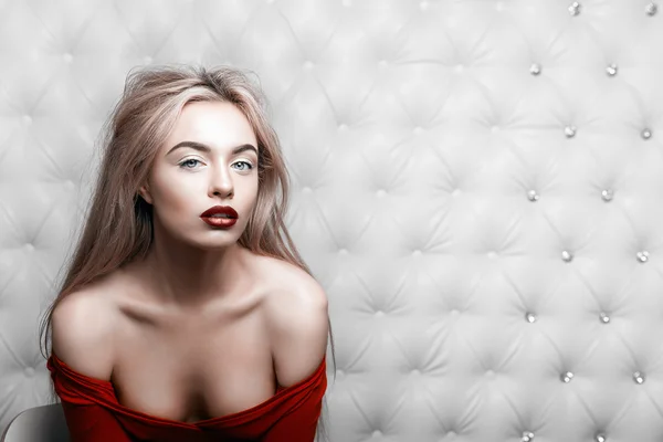 Studio porträtt av en sexig blond i röd klänning — Stockfoto