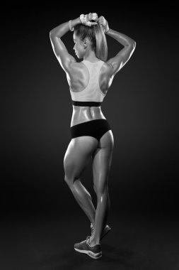 sırt kasları gösterilen atletik genç kadın