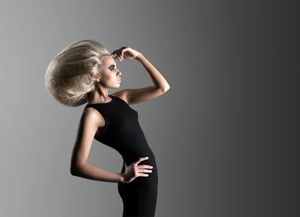 Kadın fütüristik saç modeli ile — Stok fotoğraf