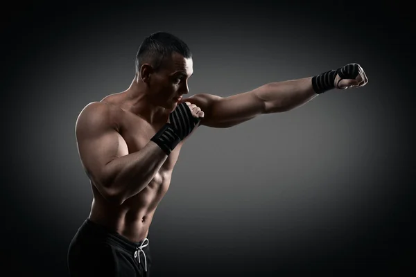 Boxeador lutador no fundo preto — Fotografia de Stock