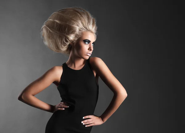 Kadın fütüristik saç modeli ile — Stok fotoğraf