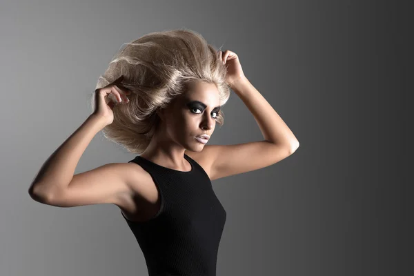 Kvinna med futuristiska frisyr — Stockfoto