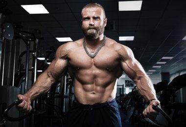 Kaslı atletik vücut geliştirmeci