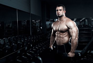 Kaslı atletik vücut geliştirmeci