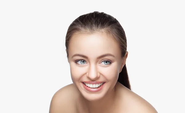 Жінка посміхається. Відбілювання зубів. Стоматологічна допомога . — стокове фото