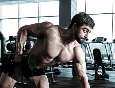 Halter salonunda ile geri eğitim vücut geliştirmeci