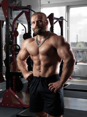 Kaslı atletik vücut geliştirmeci