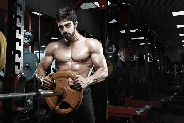 Handsome bodybuilder guy prepare to do exercises with barbell — Stock Photo, Image