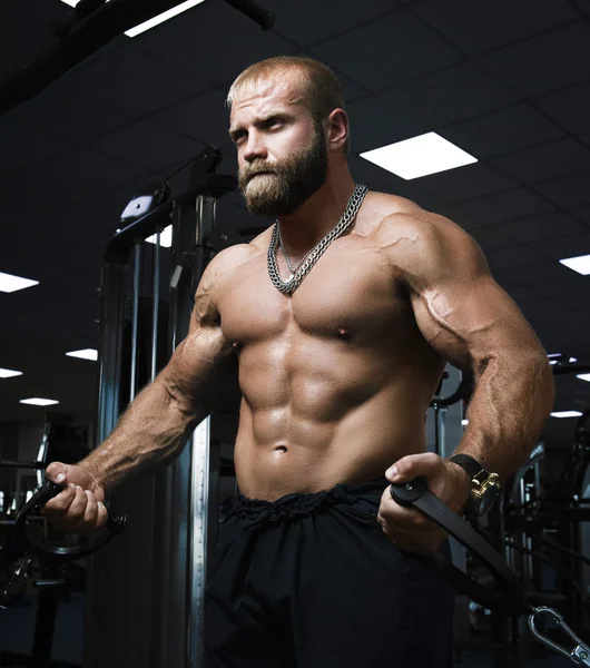Dolgoznak ki az edzőteremben csinál gyakorlatok a tricepsz izom ember — Stock Fotó