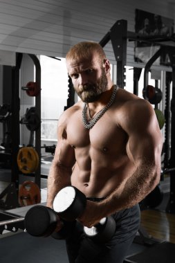 Kaslı atletik vücut geliştirmeci