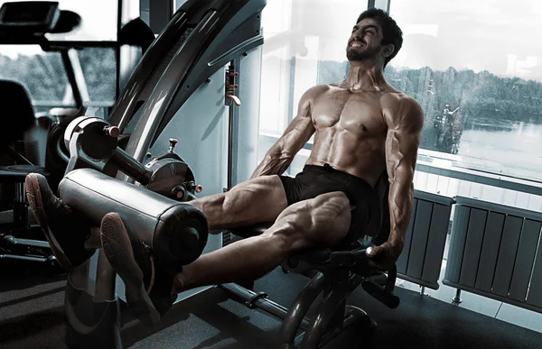 Sterke bodybuilder training quads — Stockfoto