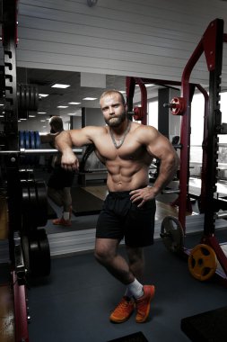 Kaslı atletik vücut geliştirmeci