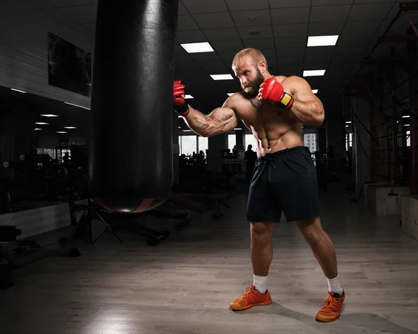 强大的肌肉男，健身房的拳击. — 图库照片