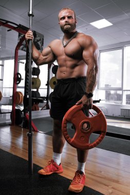 Kaslı atletik vücut geliştirmeci
