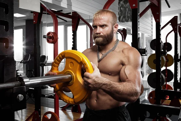 Bonito fisiculturista cara se preparar para fazer exercícios com barbell — Fotografia de Stock