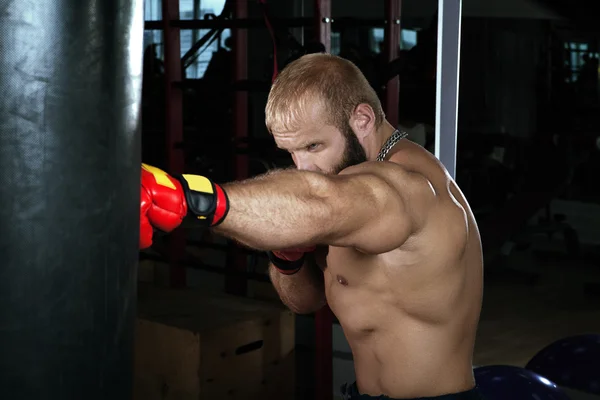 Forte homem muscular boxe no ginásio . — Fotografia de Stock