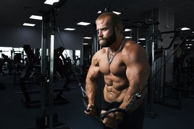 Kaslı adam egzersizleri triceps, yapıyor spor salonunda egzersiz