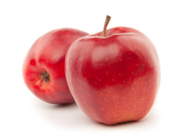 Beyaz arka planda birkaç kırmızı elma yatar.