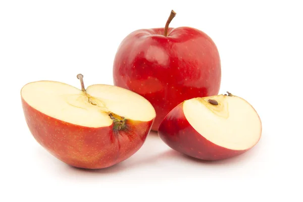 Una manzana roja entera y rebanada sobre un fondo blanco. Fotos De Stock Sin Royalties Gratis