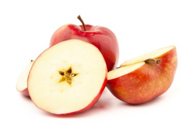 Beyaz arka planda bütün ve dilimlenmiş kırmızı bir elma..