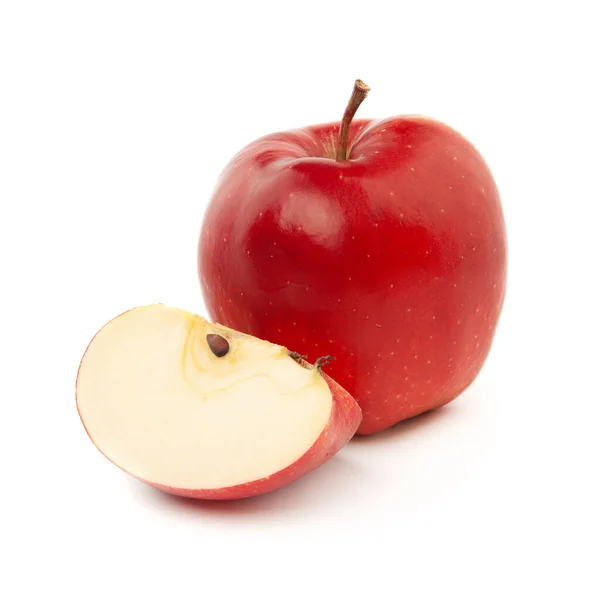 Una manzana roja entera y rebanada sobre un fondo blanco. Fotos De Stock