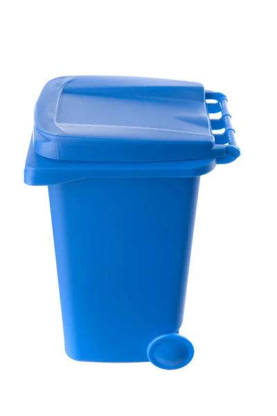 Blauer Mülleimer aus Plastik isoliert auf weißem Hintergrund — Stockfoto