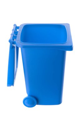Beyaz arkaplanda izole edilmiş plastik mavi çöp kutusu