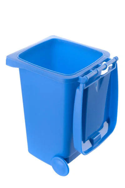Plástico lata de lixo azul isolado no fundo branco — Fotografia de Stock