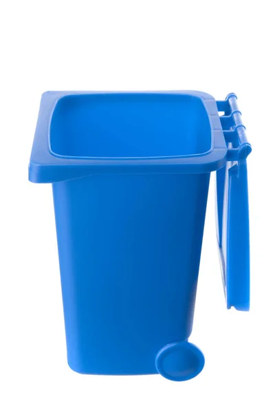 Plastikowy niebieski kosz na śmieci izolowane na białym tle — Zdjęcie stockowe